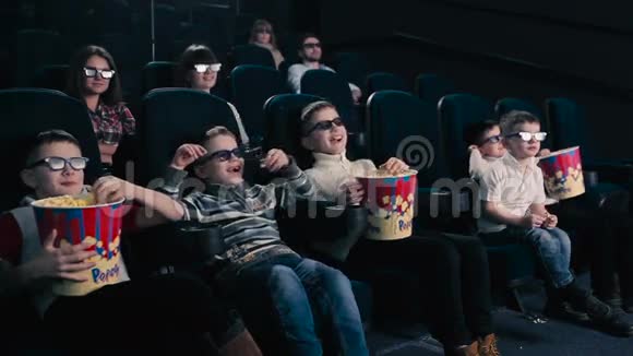 孩子们正在电影院看3D电影视频的预览图