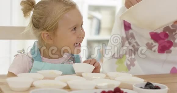 带空松饼的快乐小女孩视频的预览图