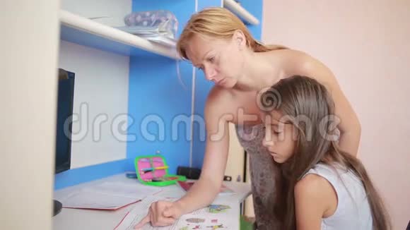 女孩和她妈妈一起做作业女孩上课视频的预览图