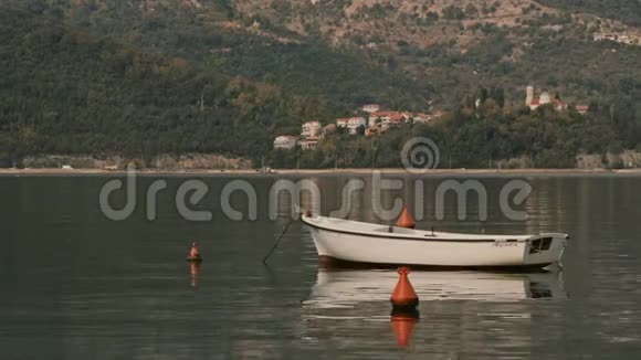 一艘渔船停泊在水面上视频的预览图