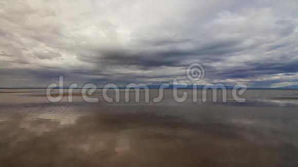 湖中云倒影蒙古杜尔贡努尔湖视频的预览图