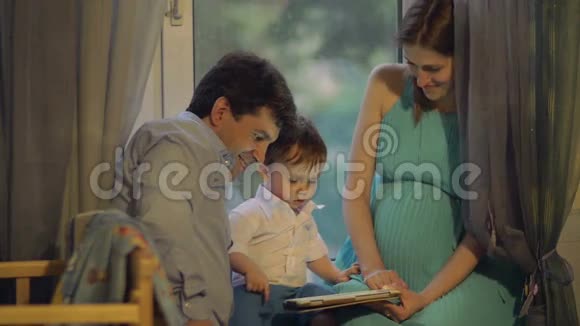 家长和孩子在家玩触摸板视频的预览图