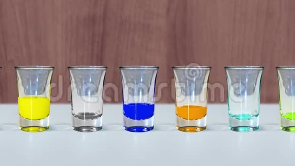 酒杯里装满了不同颜色的酒精视频的预览图