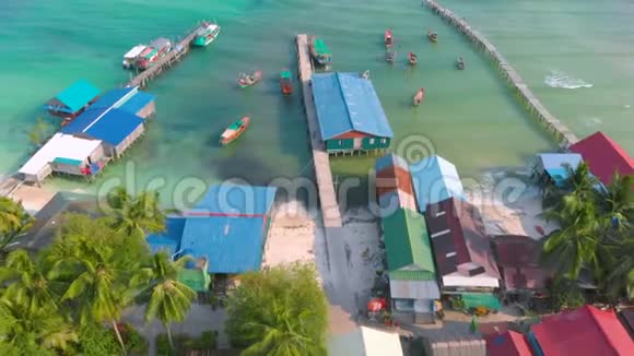 柬埔寨KohRong岛SokSan村的空中景观码头船只透明水和自然视频的预览图