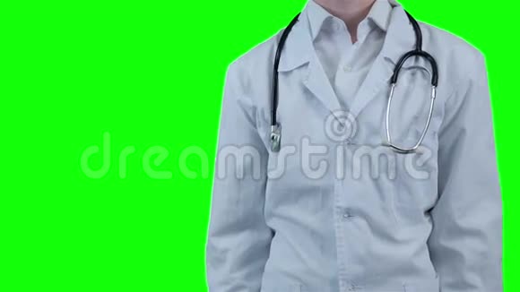 医生指着物品绿色屏幕视频的预览图