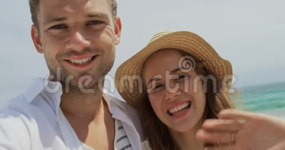 高加索夫妇在海滩上玩得开心的正面景色视频的预览图