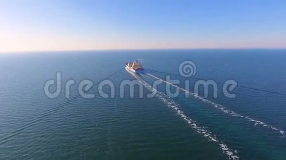 集装箱船在中国港口装船后在海洋中漂浮的鸟瞰图视频的预览图