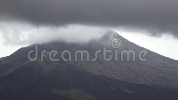 印度尼西亚巴厘的GunungBatur或Batur湖上空的雾和云视频的预览图