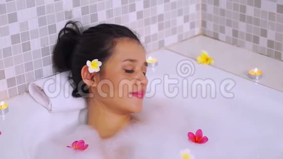 美丽的亚洲女人在浴缸里放松视频的预览图
