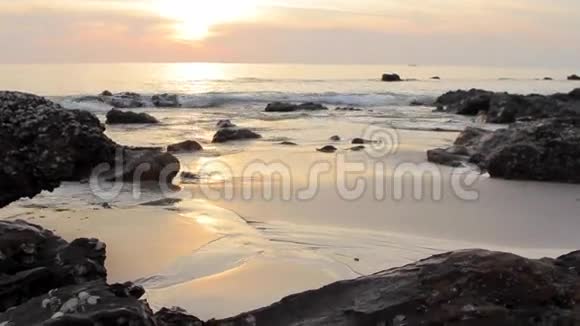 沙滩上的海浪和石头视频的预览图