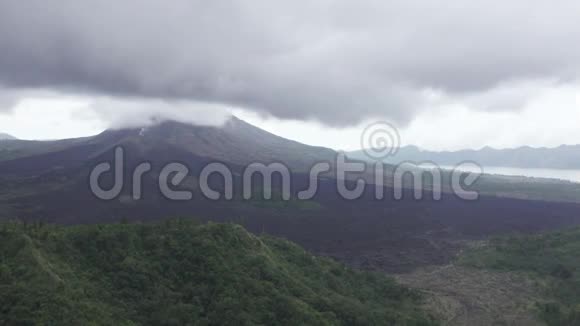 印度尼西亚巴厘的GunungBatur或Batur湖上空的雾和云视频的预览图