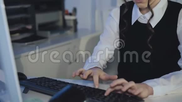 体贴的女学生穿制服热情地与电脑合作视频的预览图