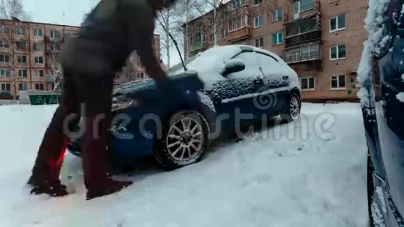 冬天从车上扫雪的时光流逝视频视频的预览图