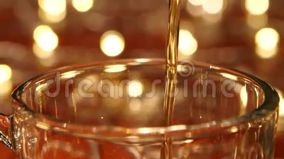 热红茶被倒入玻璃透明杯特写视频的预览图