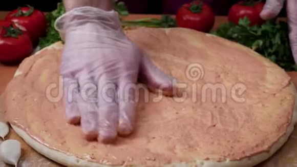 加酱意大利披萨框架奶酪是在比萨的基础上撒在番茄酱上的厨师的特写视频的预览图