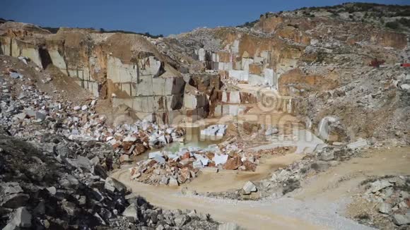 在土耳其Balikesir的马尔马拉岛大理石石坑里坑视频的预览图