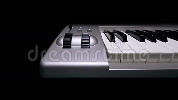 数字便携式钢琴视频的预览图