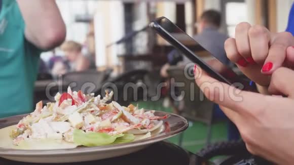 特写女手拍海鲜沙拉的食物照片3840x2160视频的预览图