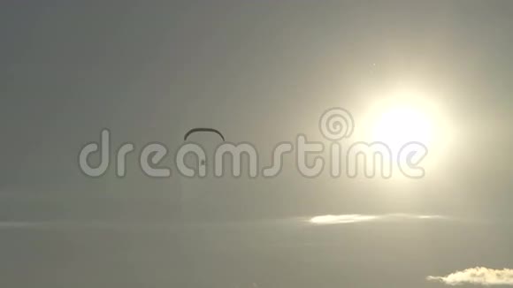 滑翔伞活动飞行美丽的日落背景视频的预览图