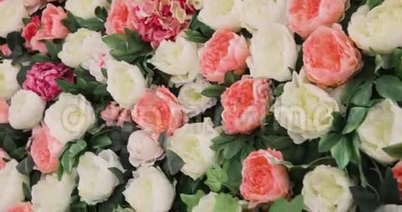 许多玫瑰和牡丹站在盆桶里一大束玫瑰和牡丹美丽的花田黄色视频的预览图