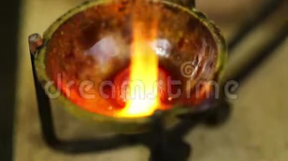 银熔炉在银厂热宝石师傅在车间熔化废钢环视频的预览图