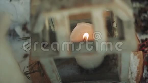 灯彩灰色中燃烧的蜡烛视频的预览图