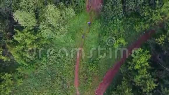 跑道跑步运动员的空中射击视频的预览图