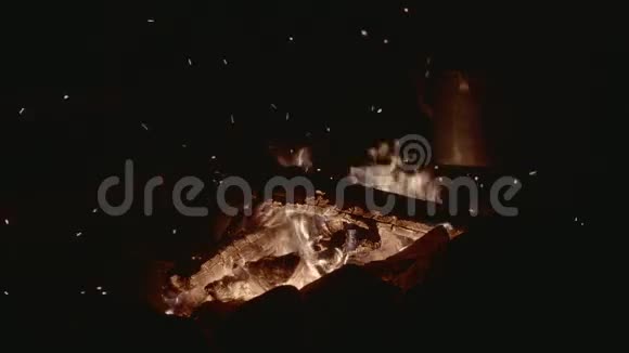 老式水壶在慢动作的火焰中燃烧木头视频的预览图