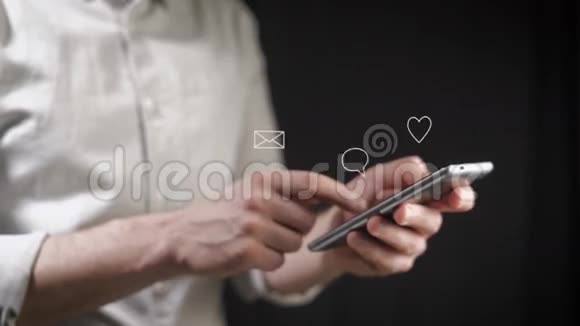 概念数字在线生活和社交网络一个穿衬衫的年轻人用智能手机查看他的账户视频的预览图