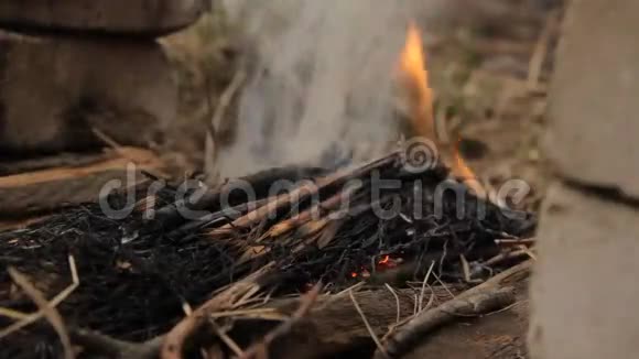 木烬与烟雾和火焰喷射视频的预览图