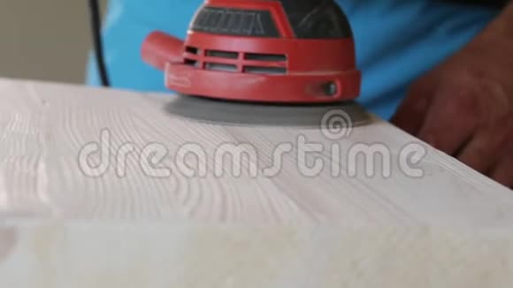 木工在车间特写中用电动砂光机打磨木台阶视频的预览图