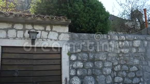 黑山的石栅栏靠近大海的别墅视频的预览图