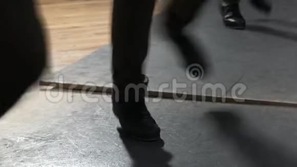 跳踢踏舞课上的特写视频的预览图