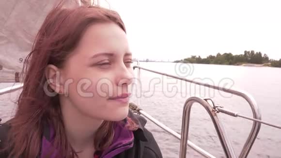 小女孩在船上享受新鲜的海风视频的预览图