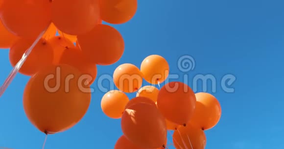 蓝色天空背景上的气球天空中有很多气球视频的预览图