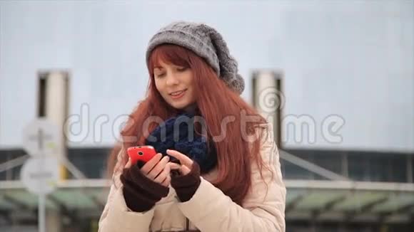 美丽的姜红头发女人在城市街道上使用智能手机技术应用程序生活在城市幸福的生活方式中视频的预览图