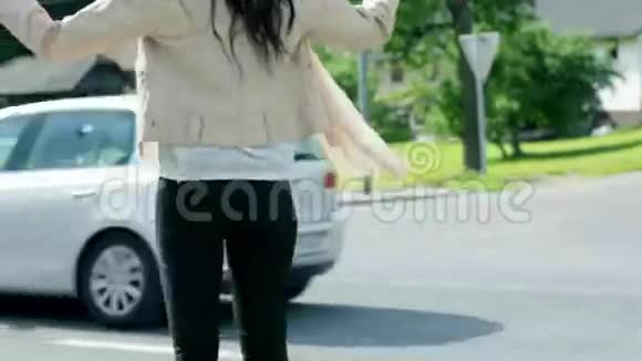 有辆破车的女人对路过的司机生气视频的预览图