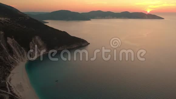 日落时分迈尔托斯海滩的鸟瞰这是凯法洛尼亚最美丽的海滩视频的预览图