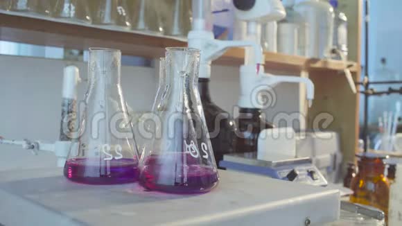 化学实验室用煮沸的溶液覆盖视频的预览图