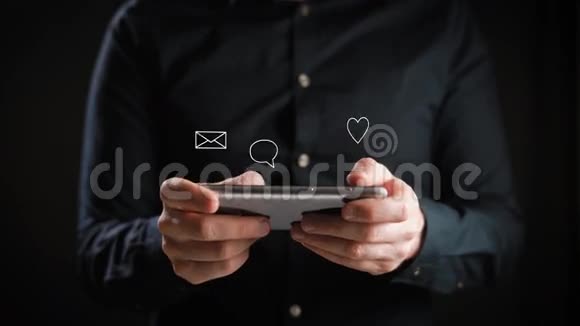 概念数字在线生活和社交网络一个穿衬衫的年轻人用智能手机查看他的账户视频的预览图