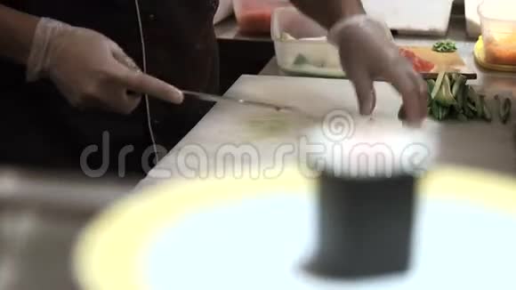 寿司卷的制作过程把鳄梨切成薄片准备好的寿司卷视频的预览图