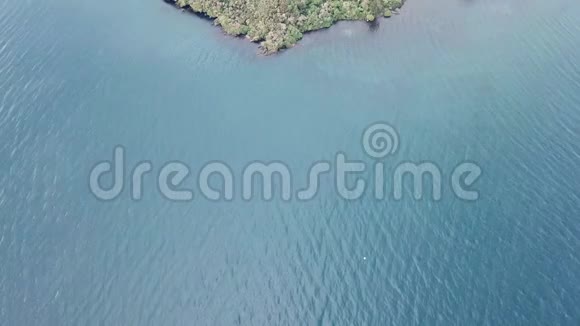新西兰陶坡湖的鸟瞰图视频的预览图