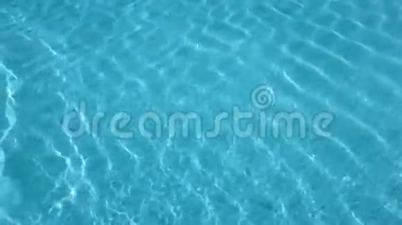 游泳池豪华酒店的日光浴床视频的预览图