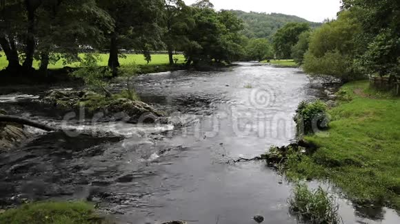 英国威尔士河与燕子瀑布的交汇处视频的预览图