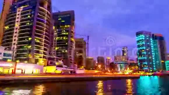 4K时间推移前往迪拜河的游船视频的预览图