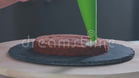 巧克力蛋糕糖果包括巧克力蛋糕奶油视频的预览图