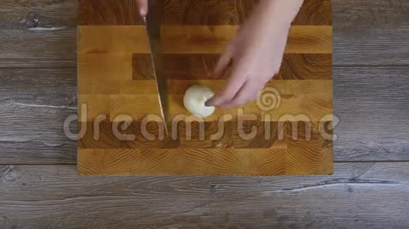 洋葱用刀子切成碎片视频的预览图