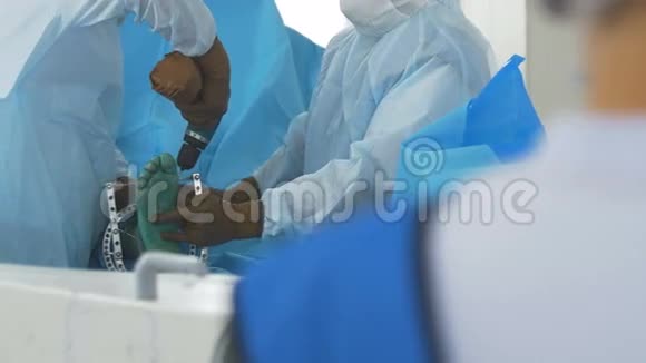 外科手术医生用螺丝刀给病人用脚钻真正的手术视频的预览图
