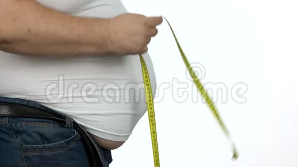 大肚子的肥胖男人视频的预览图