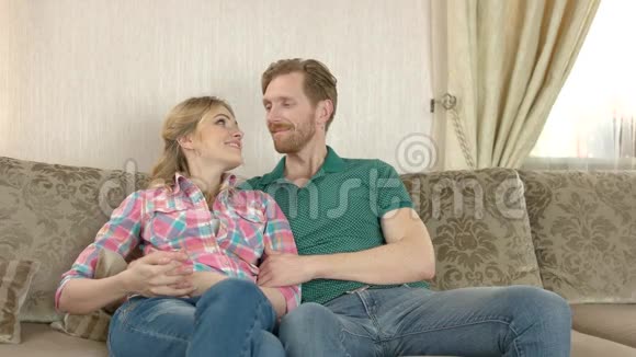 微笑的夫妇坐在沙发上视频的预览图